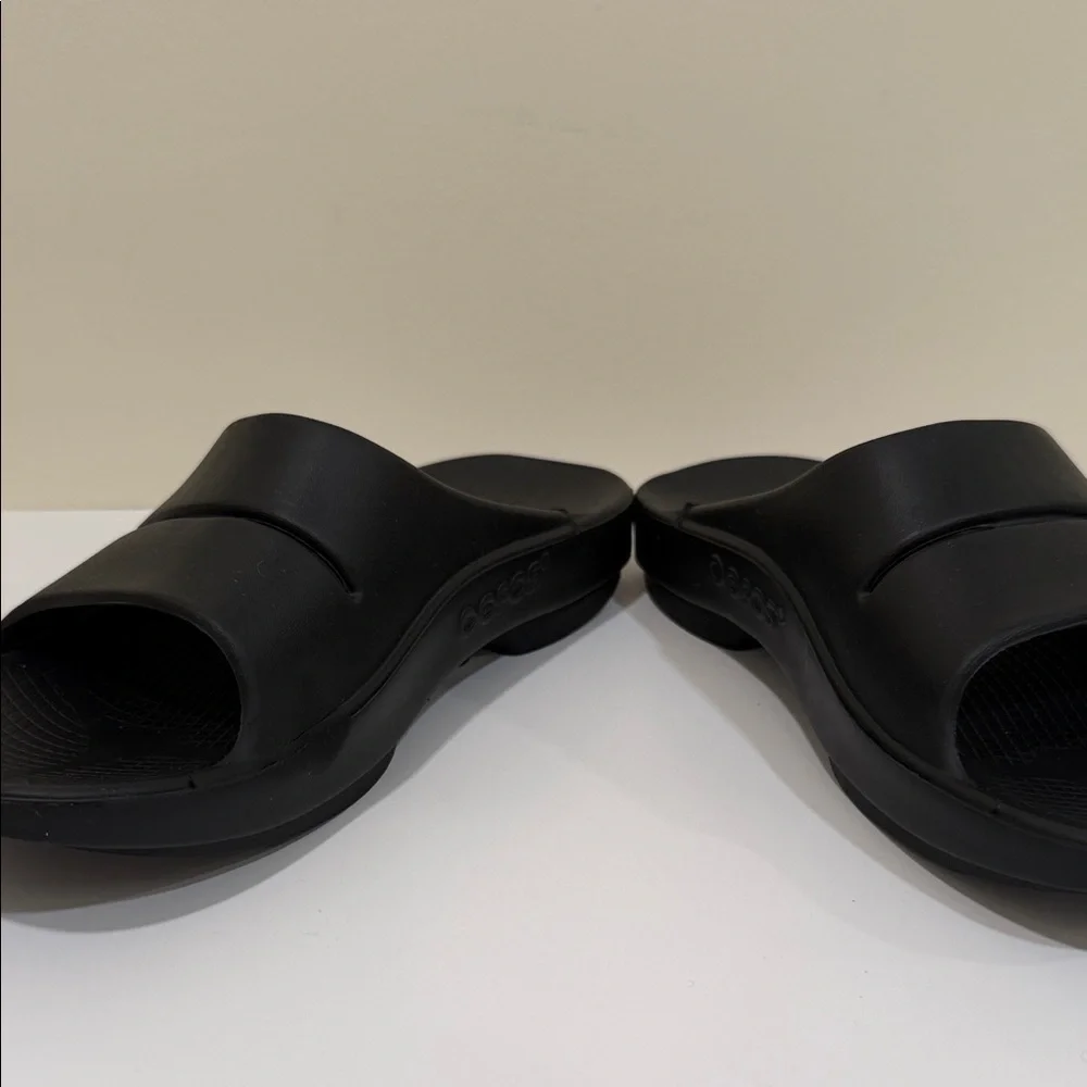 NEW - OOFOS Black Men's Sandals (sz Men 9 or Women 11)